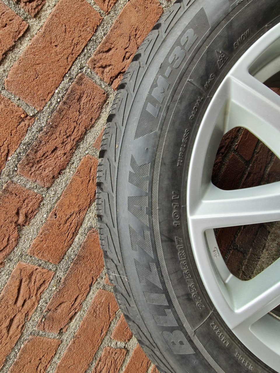 Winterbanden 17 inch: Bridgestone Blizzak LM-32. Bandenmaat 225/55R17