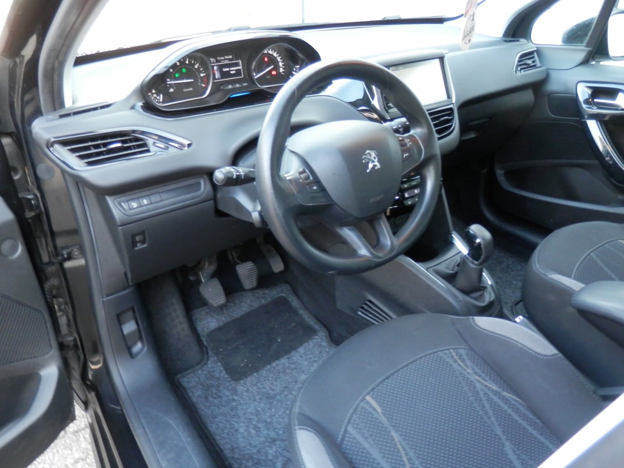 Auto Garant Biedt Aan: Peugeot 208 1.2 VTi Envy