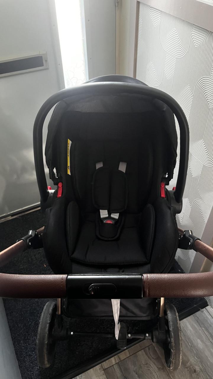 Mooie rosegoude kinderwagen