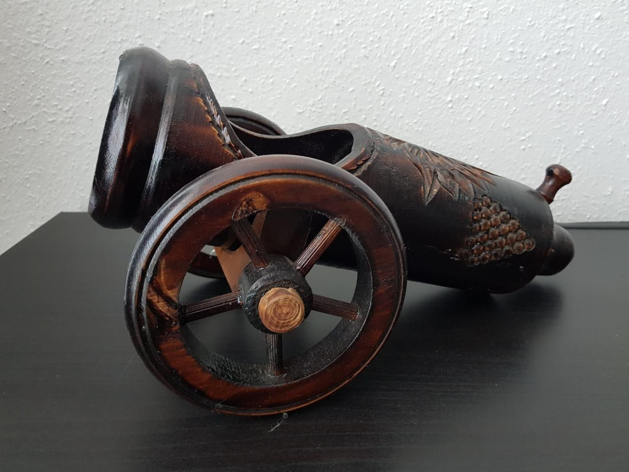 Houten wijnflesrek kanon