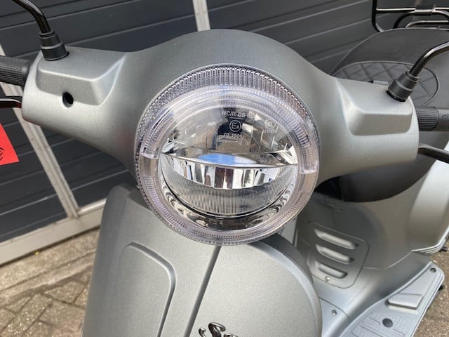 Nieuwe elektrische vespa Santini Capri scooters met nw BOSCH motor 2199 eur