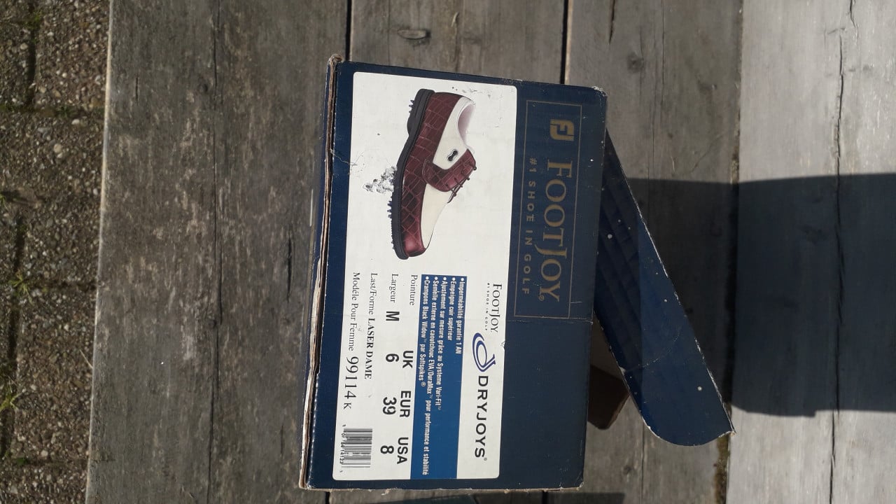 Mega sale: verschillende golfsets, golfschoenen en accessoires