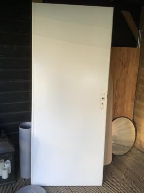 Opdekdeur wit, rechtsdraaiend. Binnenkant 83cm breed, hoogte binnenkant 201