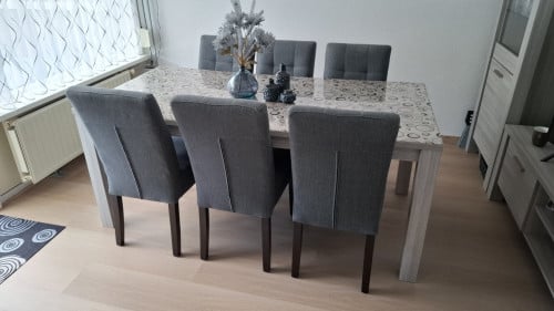 Eetkamertafel en 6 stoelen