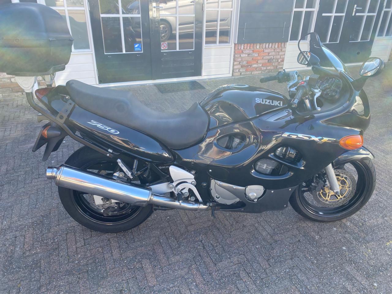 Suzuki GSX 750 sport zwart. lage kilometerstand 20.900  Dealer onderhouden