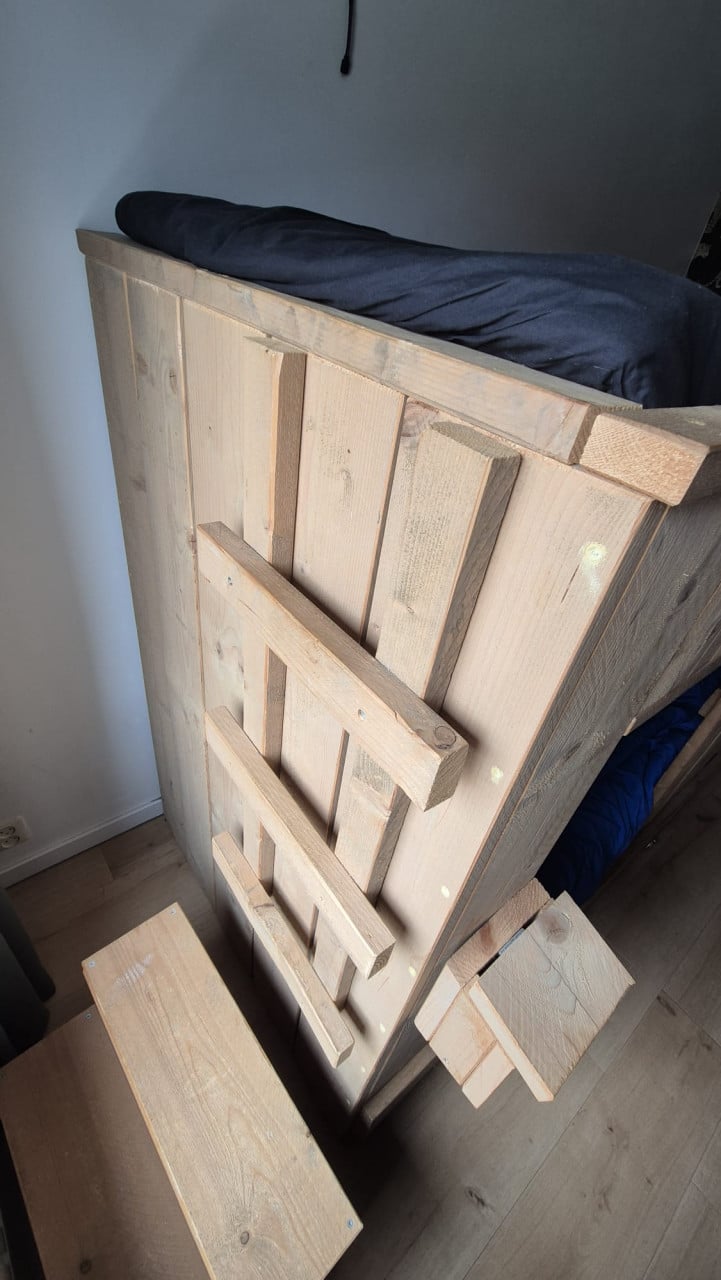 Stoer steigerhouten kinderbed met 3 slaapplekken!