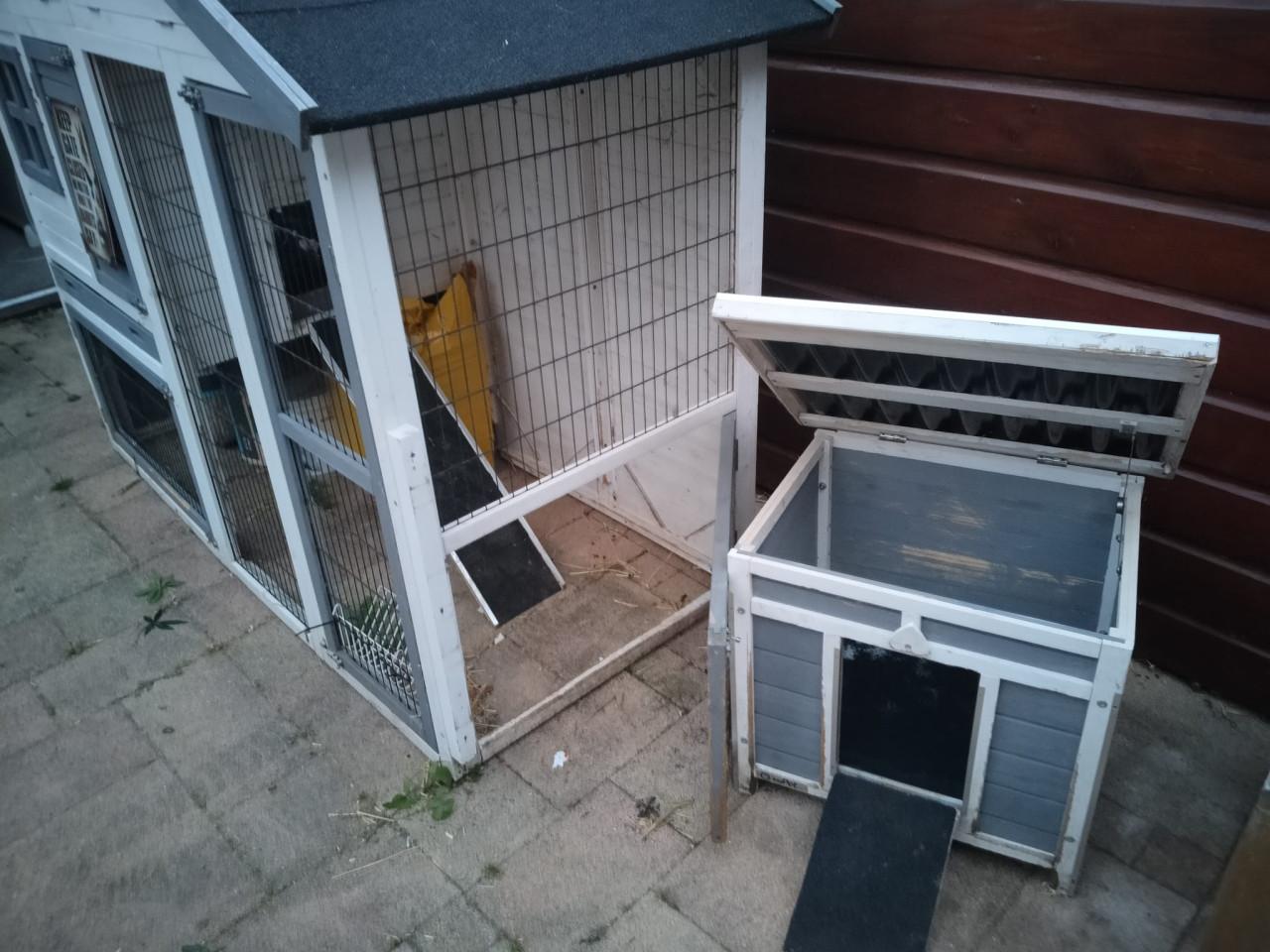 Heel groot konijnenhok