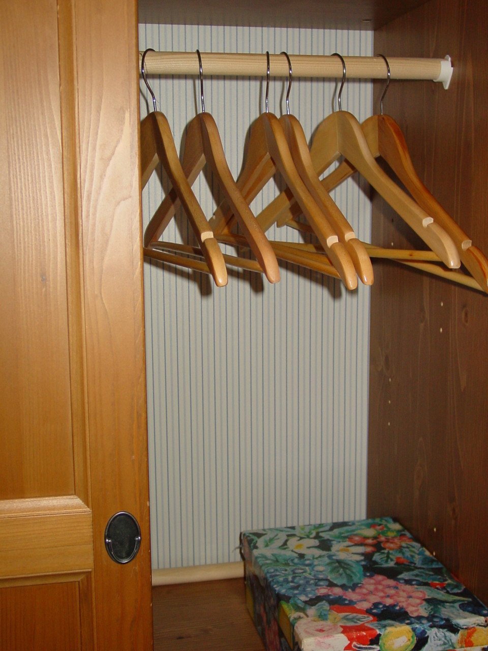 Te huur aangeboden  gemeubileerde kamer met................................