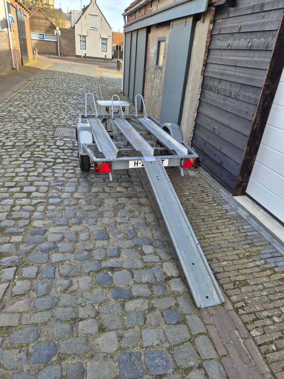 Motor aanhanger - motortrailer voor 3 motoren -  te huur