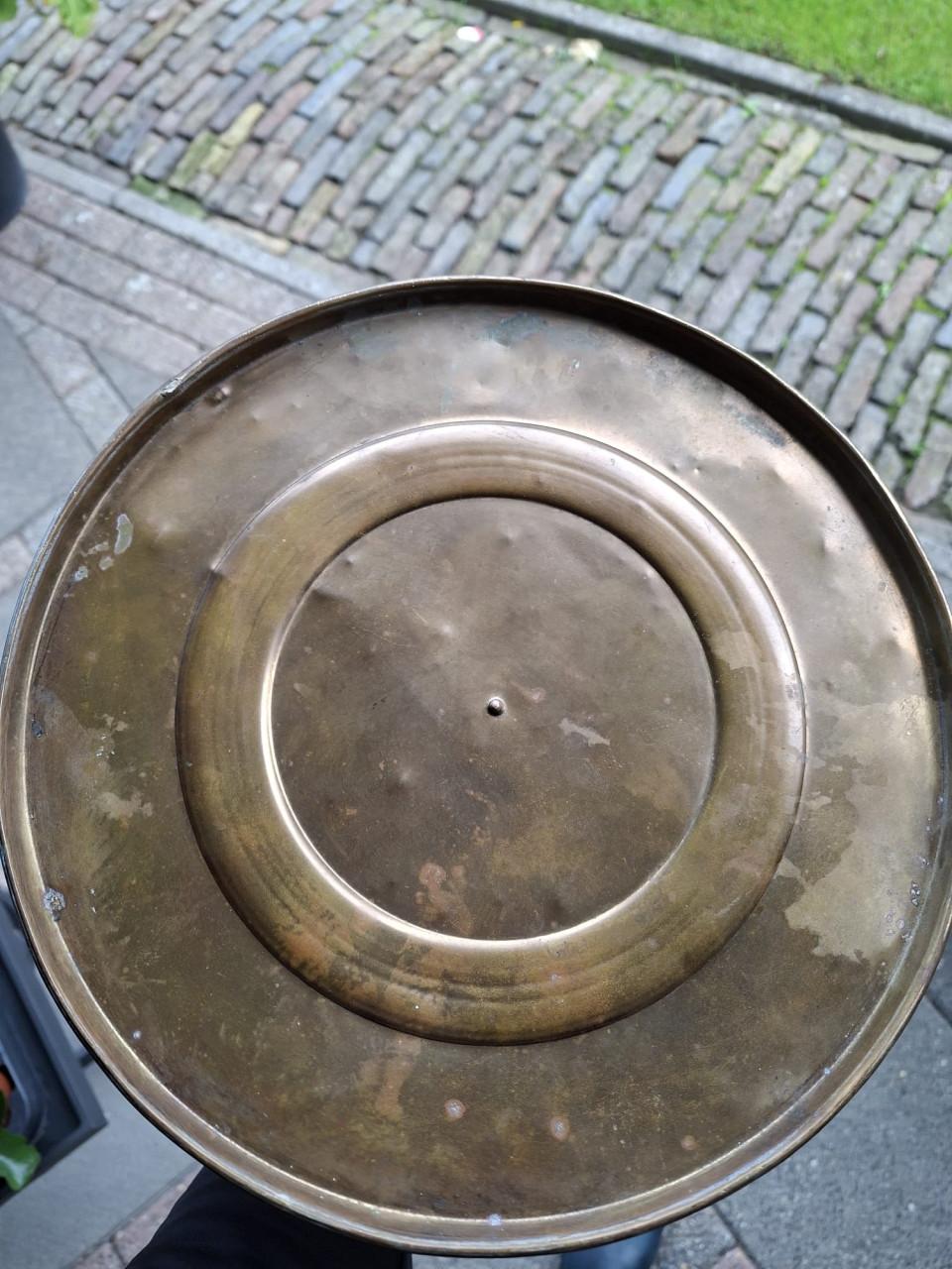 Antieke koperen kolenkit met oud Hollands herberg tafereel.