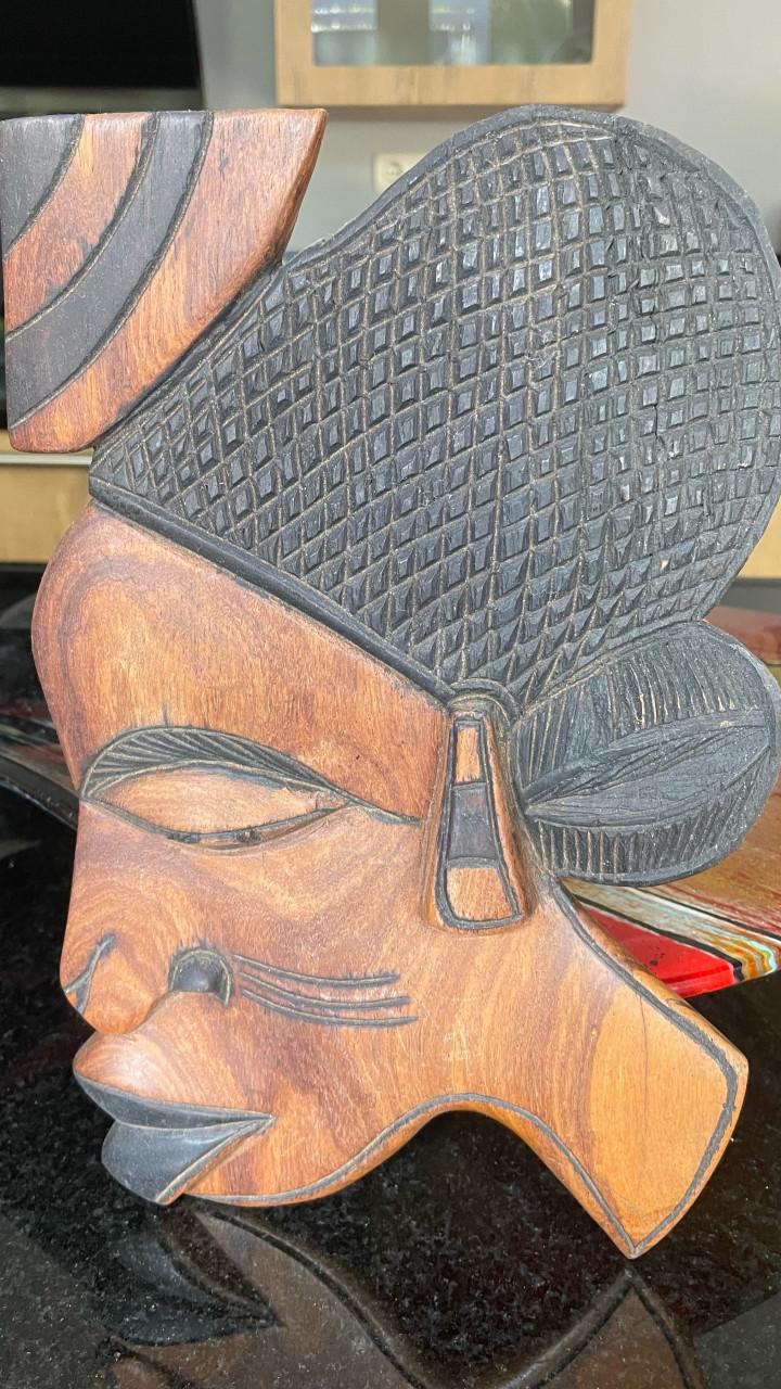 Afrikaans houtsnijwerk 2 beelden. Hoogte 30 cm en breed 19 cm.