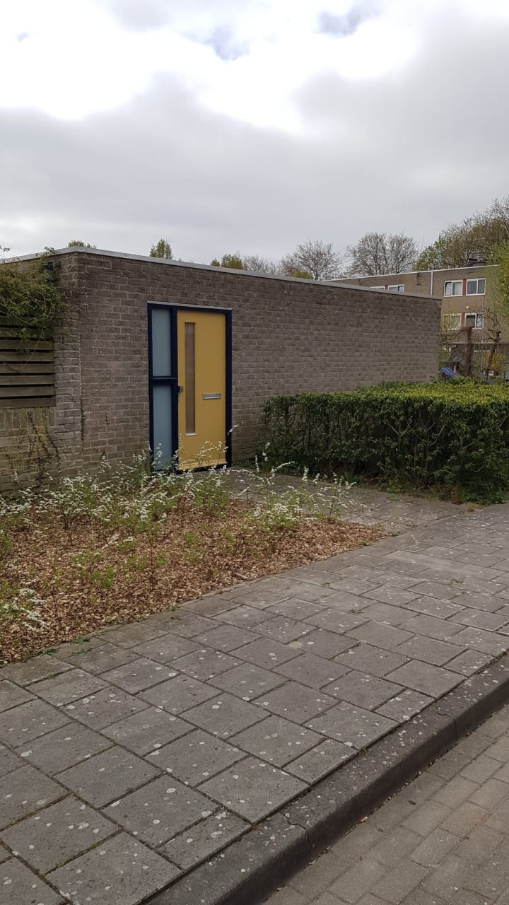 Te huur: zeer ruime garagebox. 7,70x2,95 mtr. Ook zij-ingang. Terneuzen.