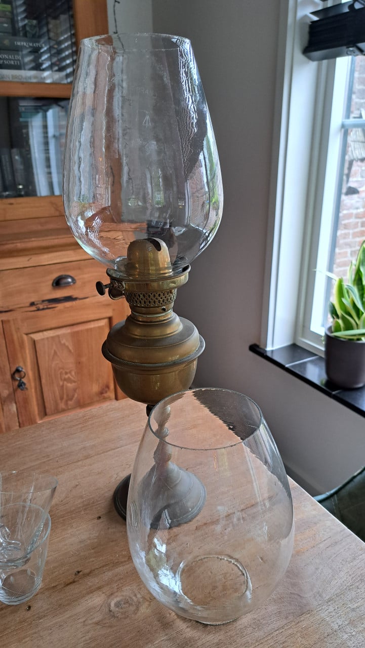 Olielamp messing met 2 glazen bollen