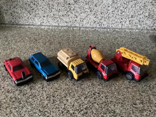 Merk: Tonka. Ladderwagen, betonmixer, tankwagen en stationwagen.