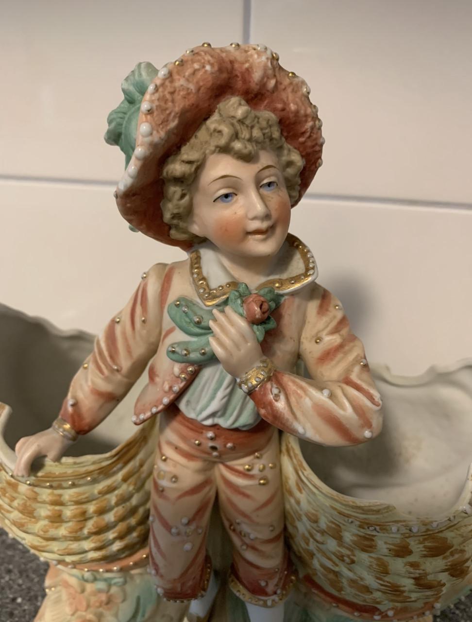 PLANTENBAKJE MET VICTORIAANSE JONGEN, GEMERKT