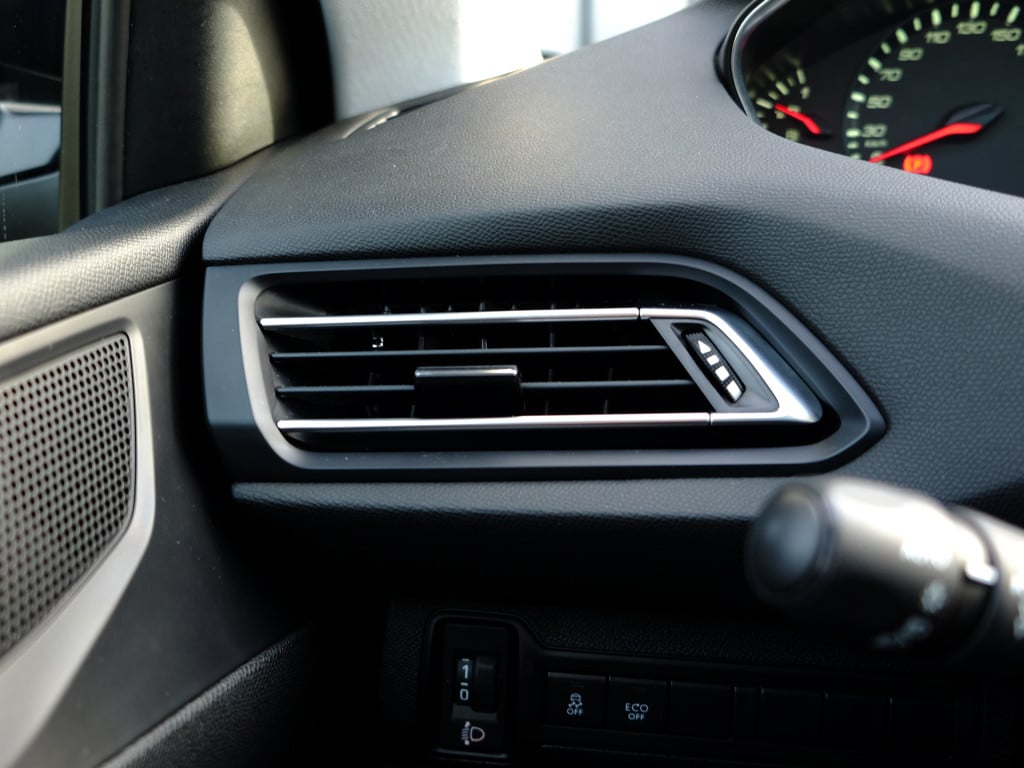 Peugeot 308 1.2 puretech 110pk blue lease | cruise control | airco | naviga