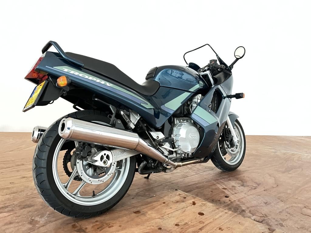 Triumph Trophy tour 900