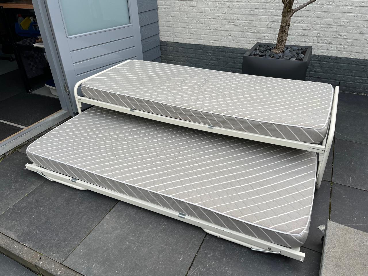 Eenpersoons logeerbed met onderschuifbed en twee matrassen