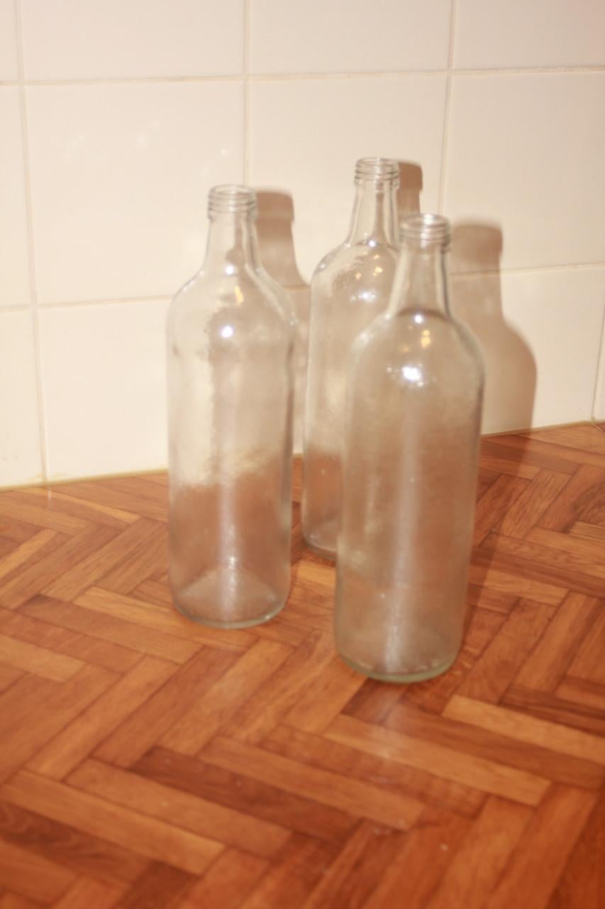 3 mat glazen flessen 1991..0,71 ltr.. Ruw oppervlak.