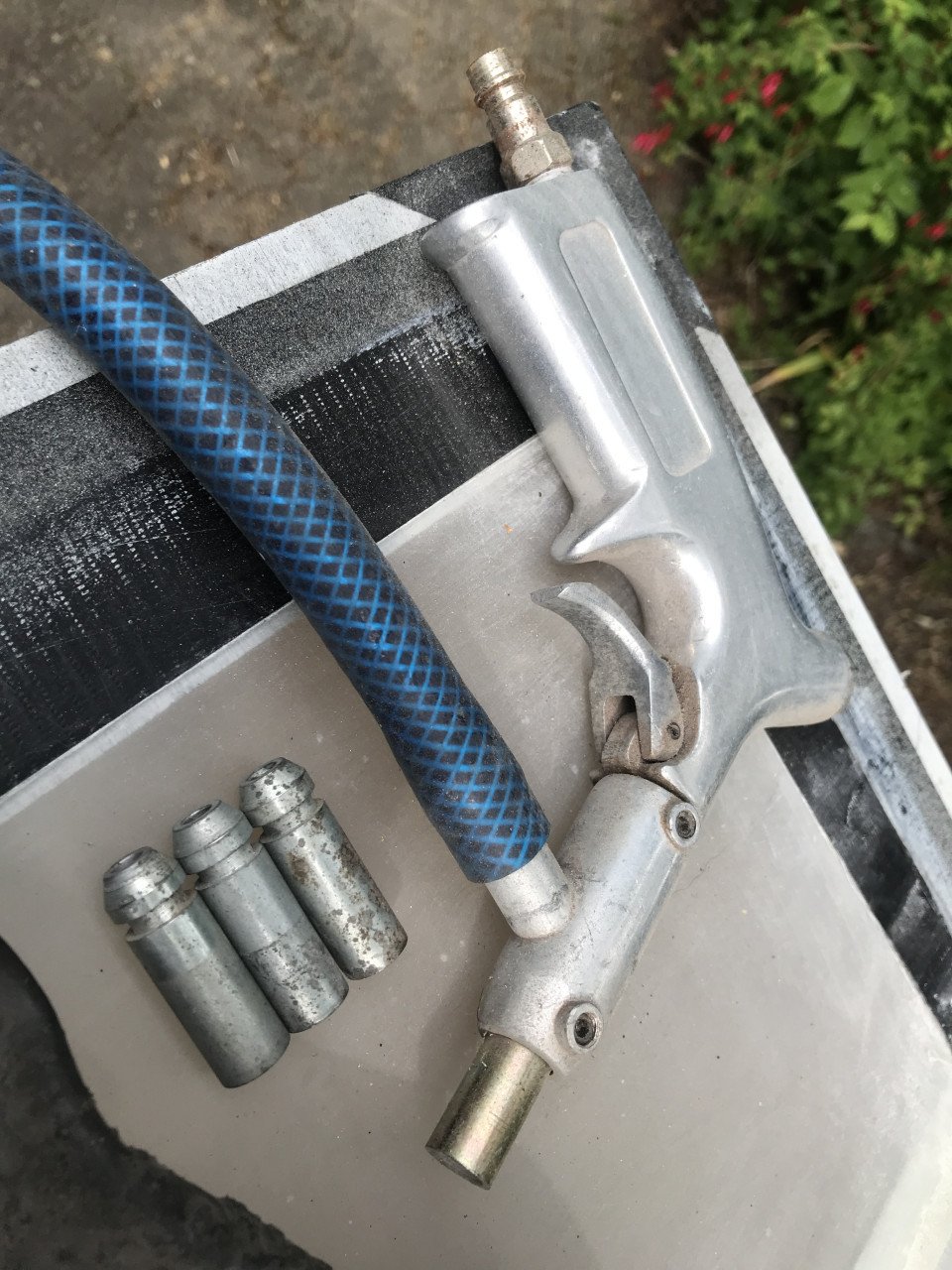 Straalcabine met pistool, handschoenen en grid