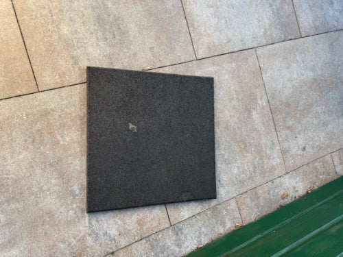 TE KOOP RUBBEREN TEGELS 50X50X3 cm
