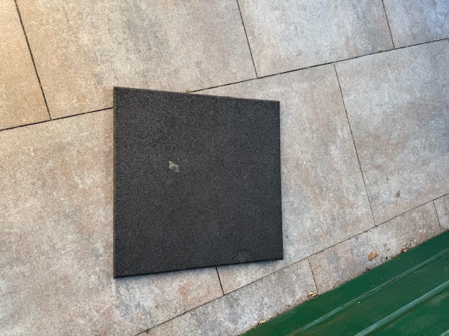 TE KOOP RUBBEREN TEGELS 50X50X3 cm
