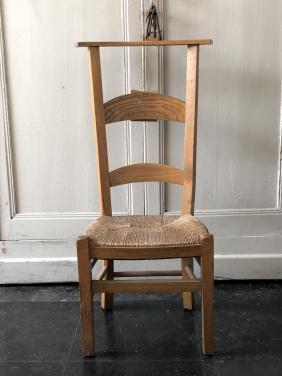 Leuk oud brocante kerk/bidstoeltje met bijbelhouder