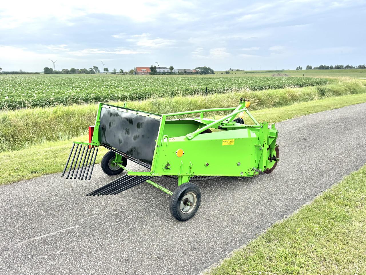 Unia Wega 1400 voorraadrooier