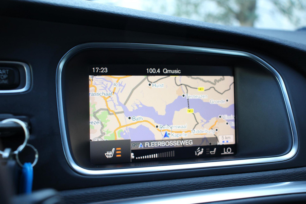 Volvo V40 1.5 t2 momentum automaat - pdc rondom + camera - full led - navi 