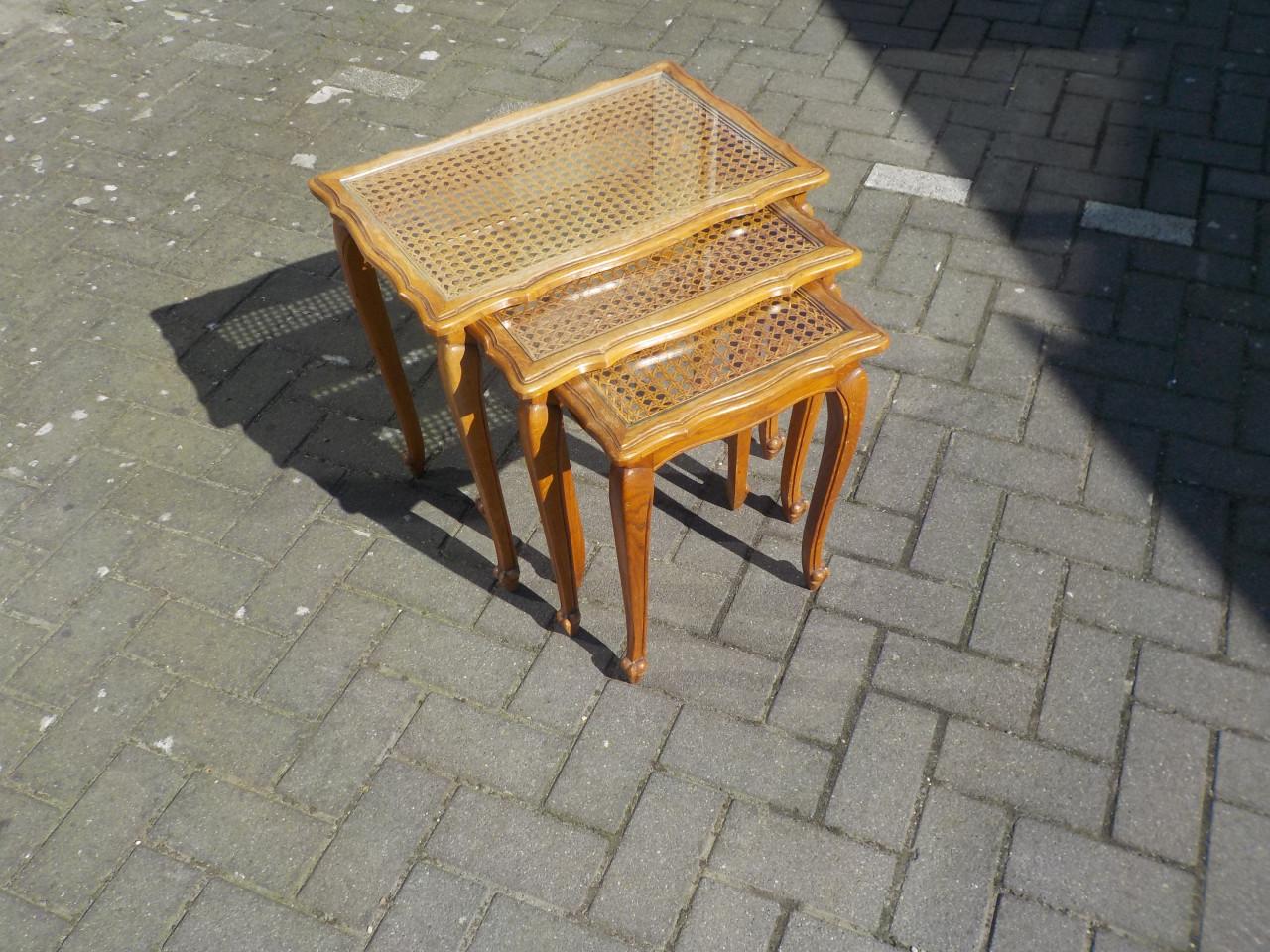 3 bijzettafeltjes met elk met glasplaat in goede tot zeer goede staat