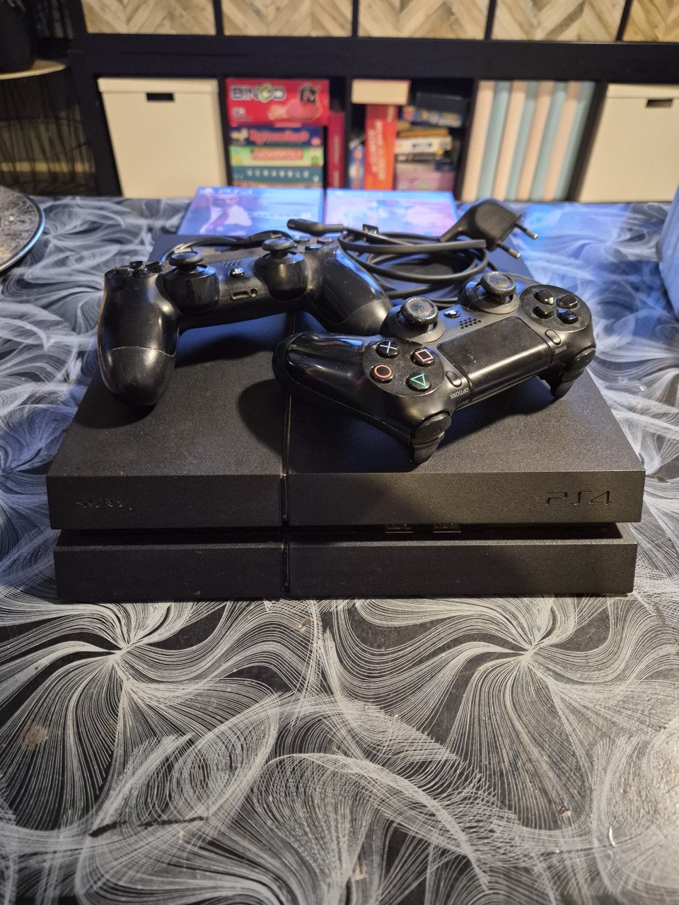 Ps4 500gb met 2 controllers en 2 spellen