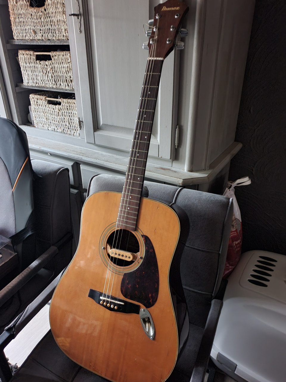 Mooie elektro akoestische gitaar van het merk Ibanez V 300....