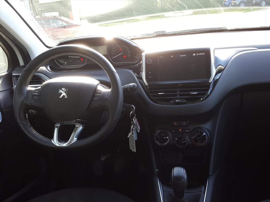 Peugeot 208 1.2 puretech 82pk signature navigatie | apple carplay & android