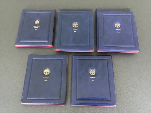 Nederland , Proofsets 1983 t/m 1987 met zilveren jaarpenning.