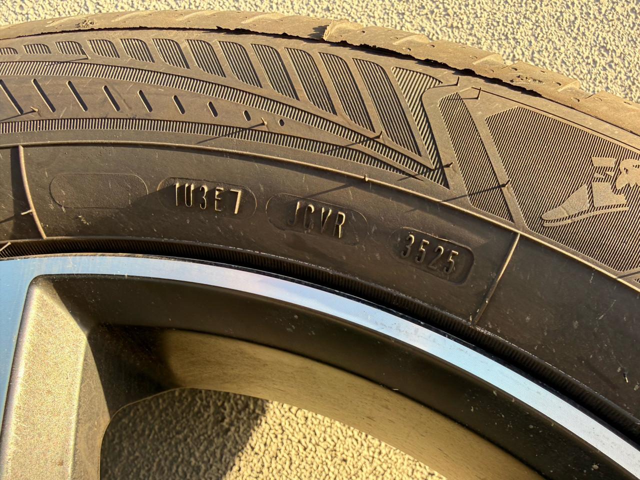 19 inch Volvo xc60 R velgen met z.g.a.n. 4seasons banden.