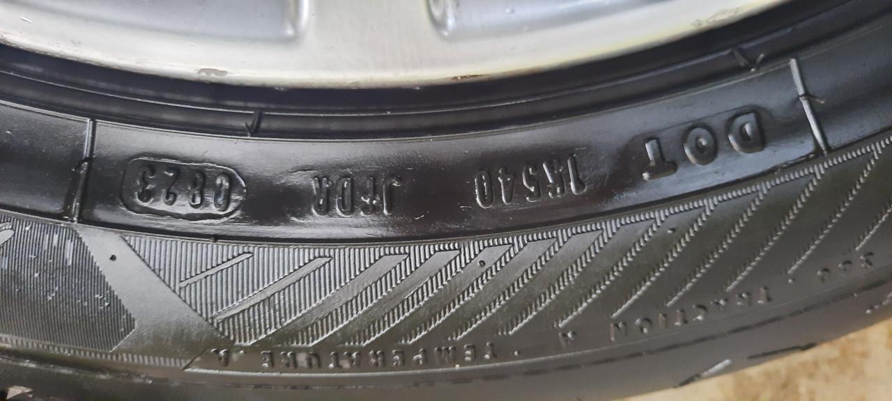 Volvo lichtmetalen velgen met zomerbanden