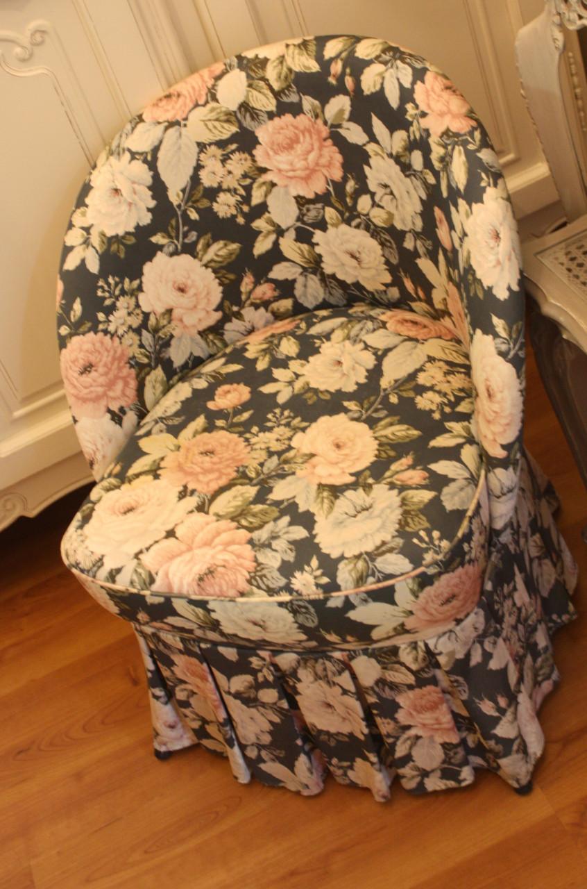 Kuip stoel vintage met drukke bloemen print fauteul of cocktail stoeltje