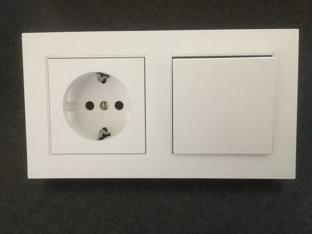 Kopp wandcontactdoos met randaarde, inbouw