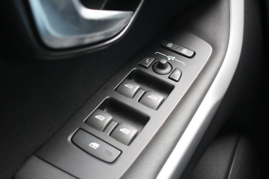 Volvo V40 2.0 t2 momentum polar+ navi - led - half leder - 1e eigenaar - lm