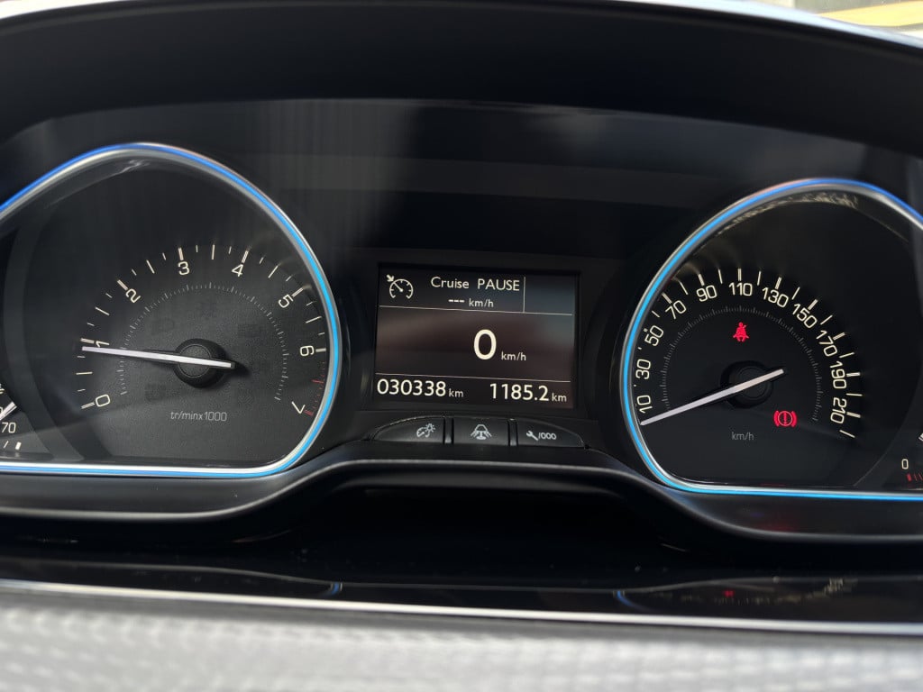 Peugeot 2008 allure 1.2-111pk/panoramadak