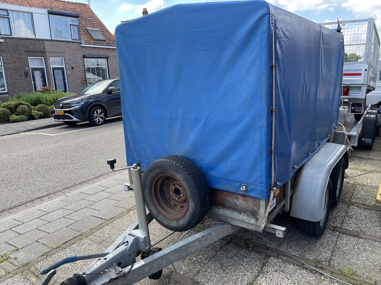AANHANGWAGEN MET HUIF 2 TON OP KENTEKEN
