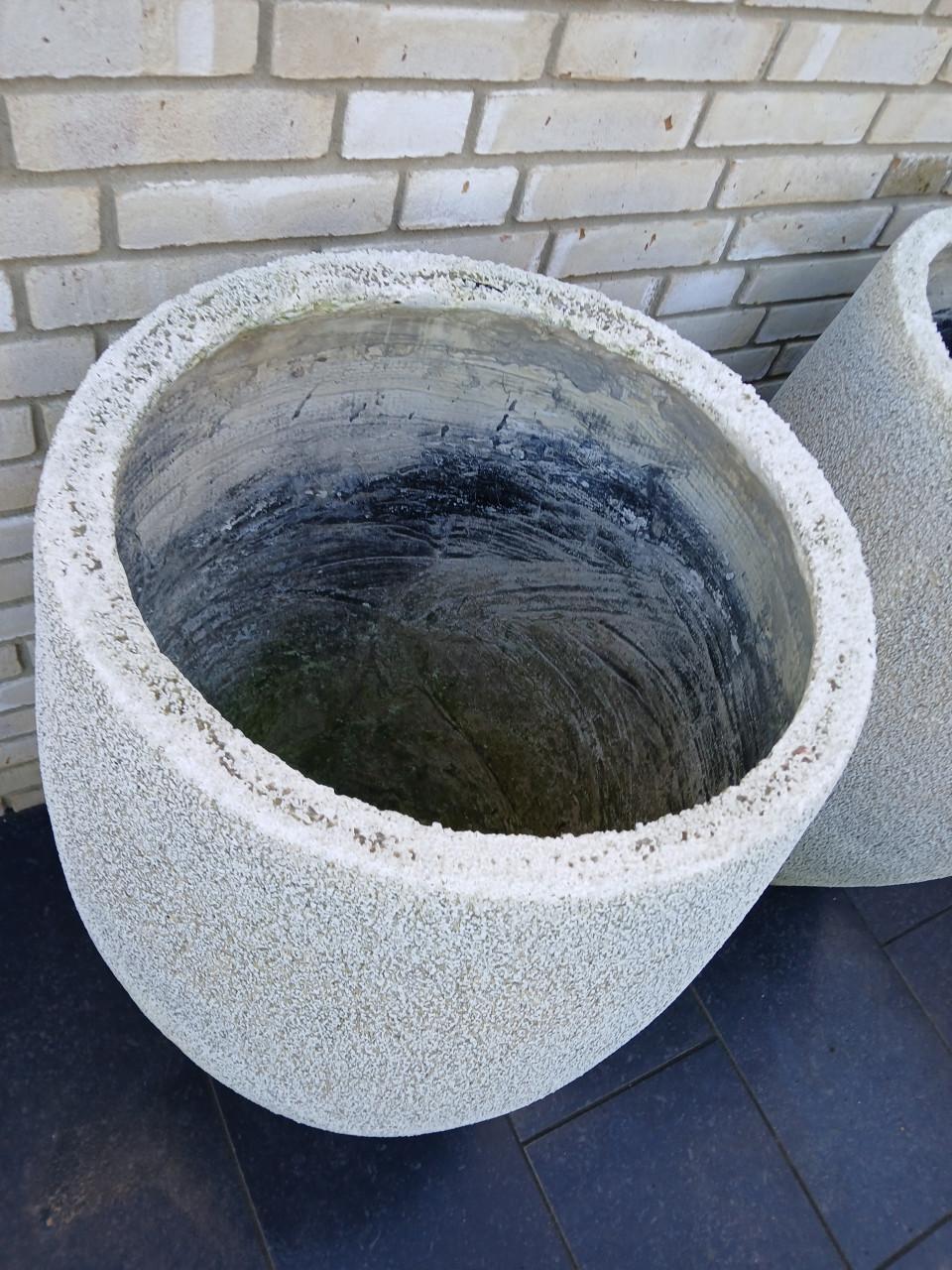 2 buitenpotten, merk Capi.