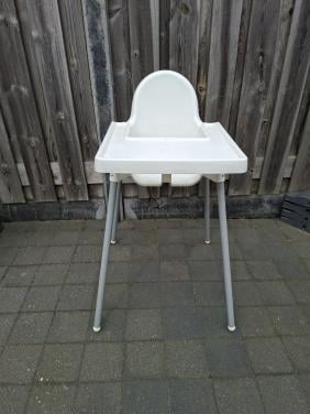 Witte kinderstoel