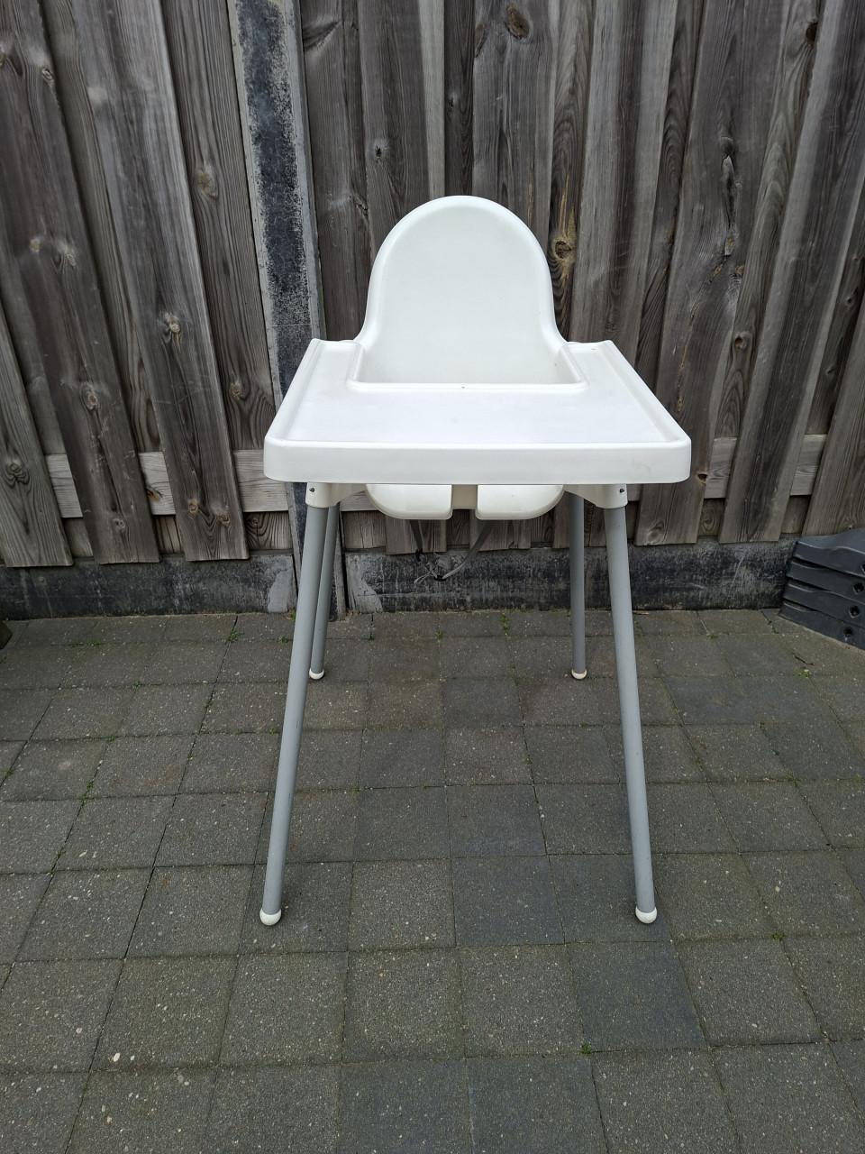 Witte kinderstoel