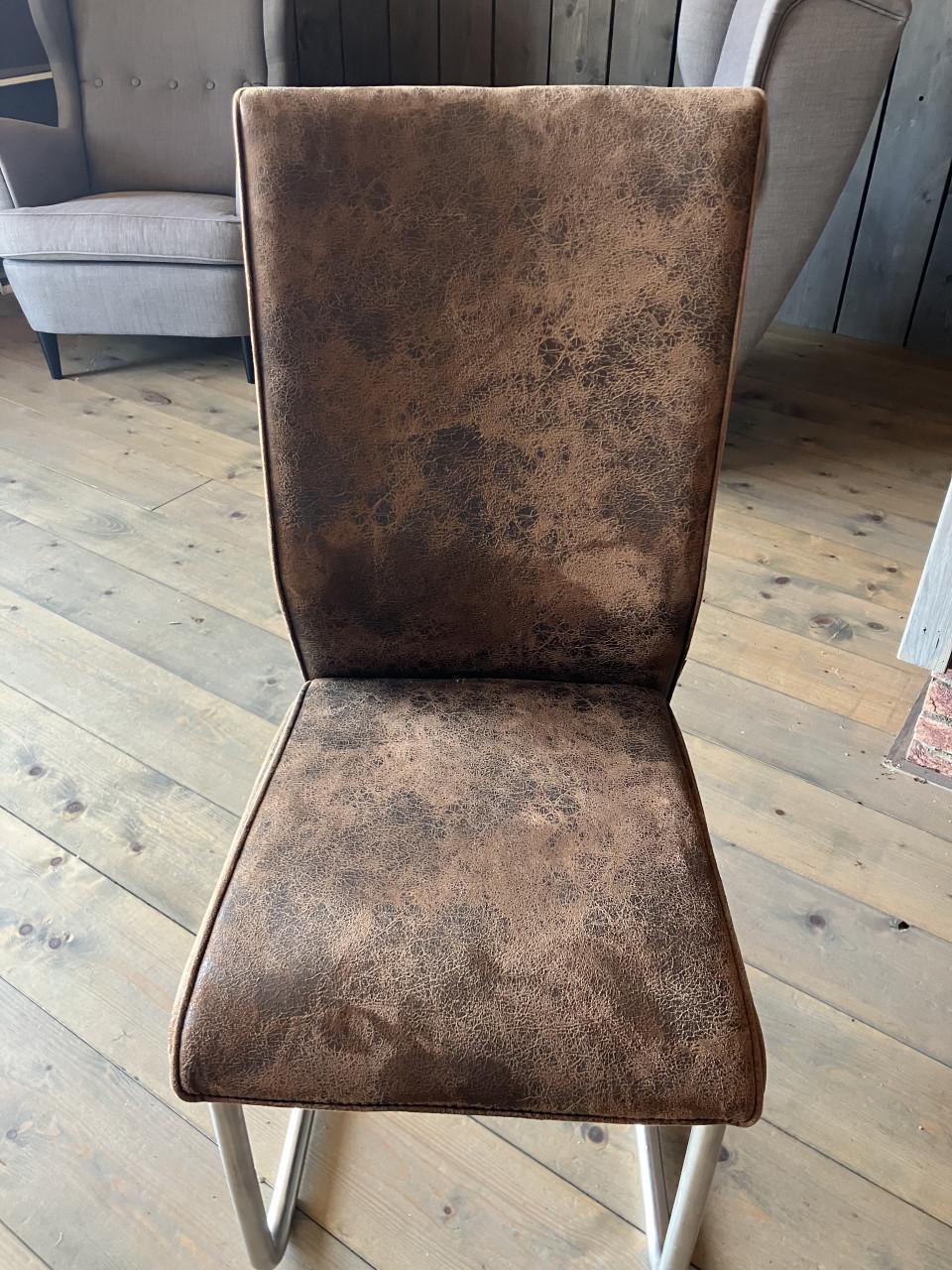 Eettafel met stoelen