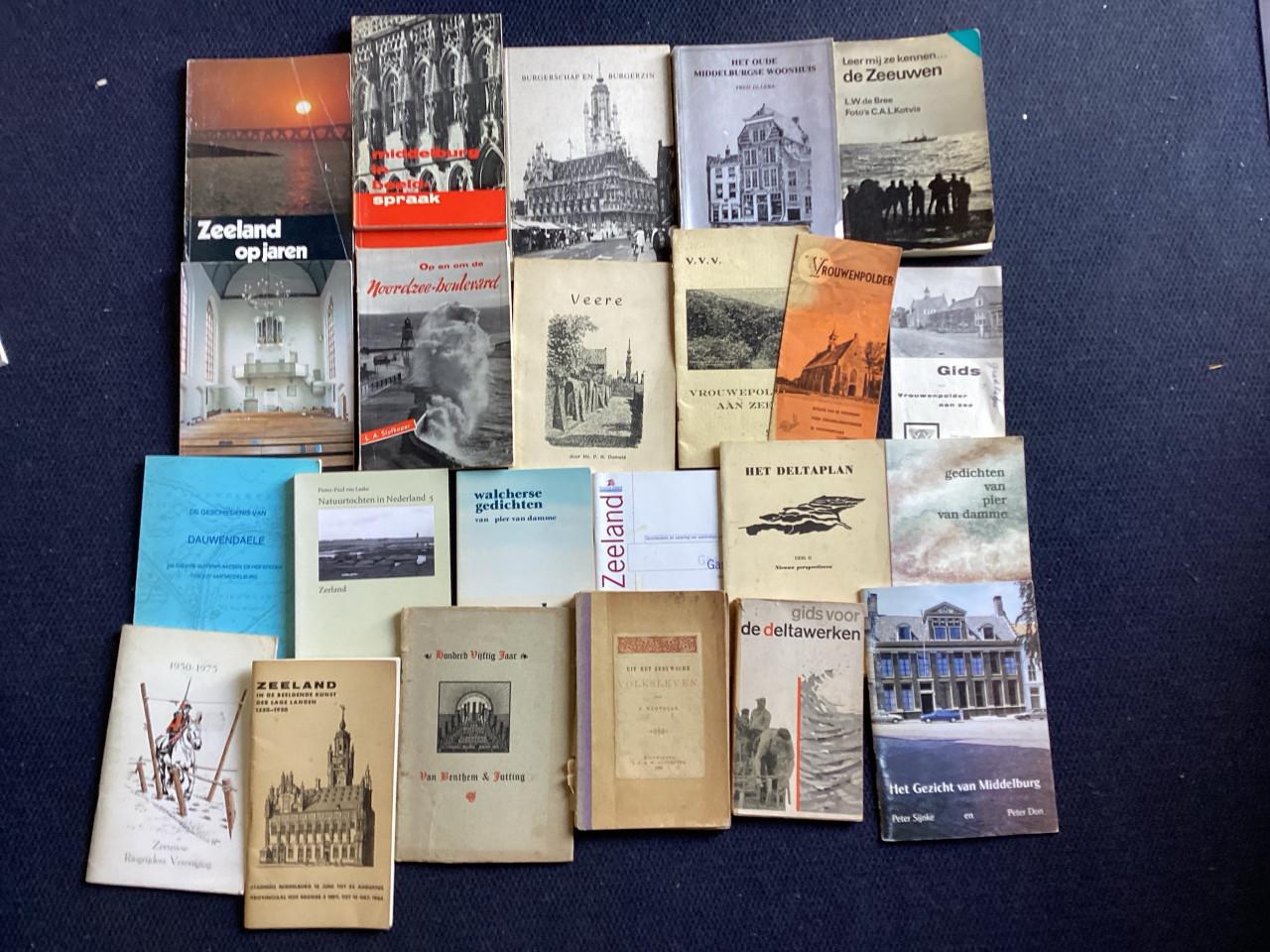 Boeken Zeeland. . (Doos +/- 60 stuks)