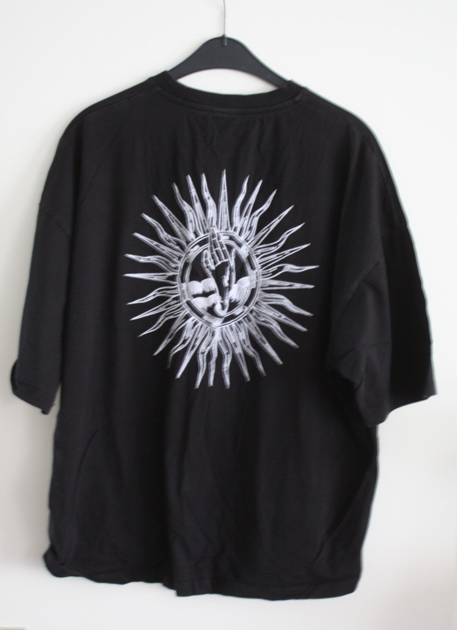 Zwart shirt met borduursel op de rug  maat m