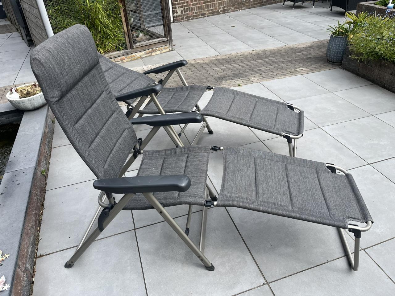 2 Campingstoelen met voetenbank