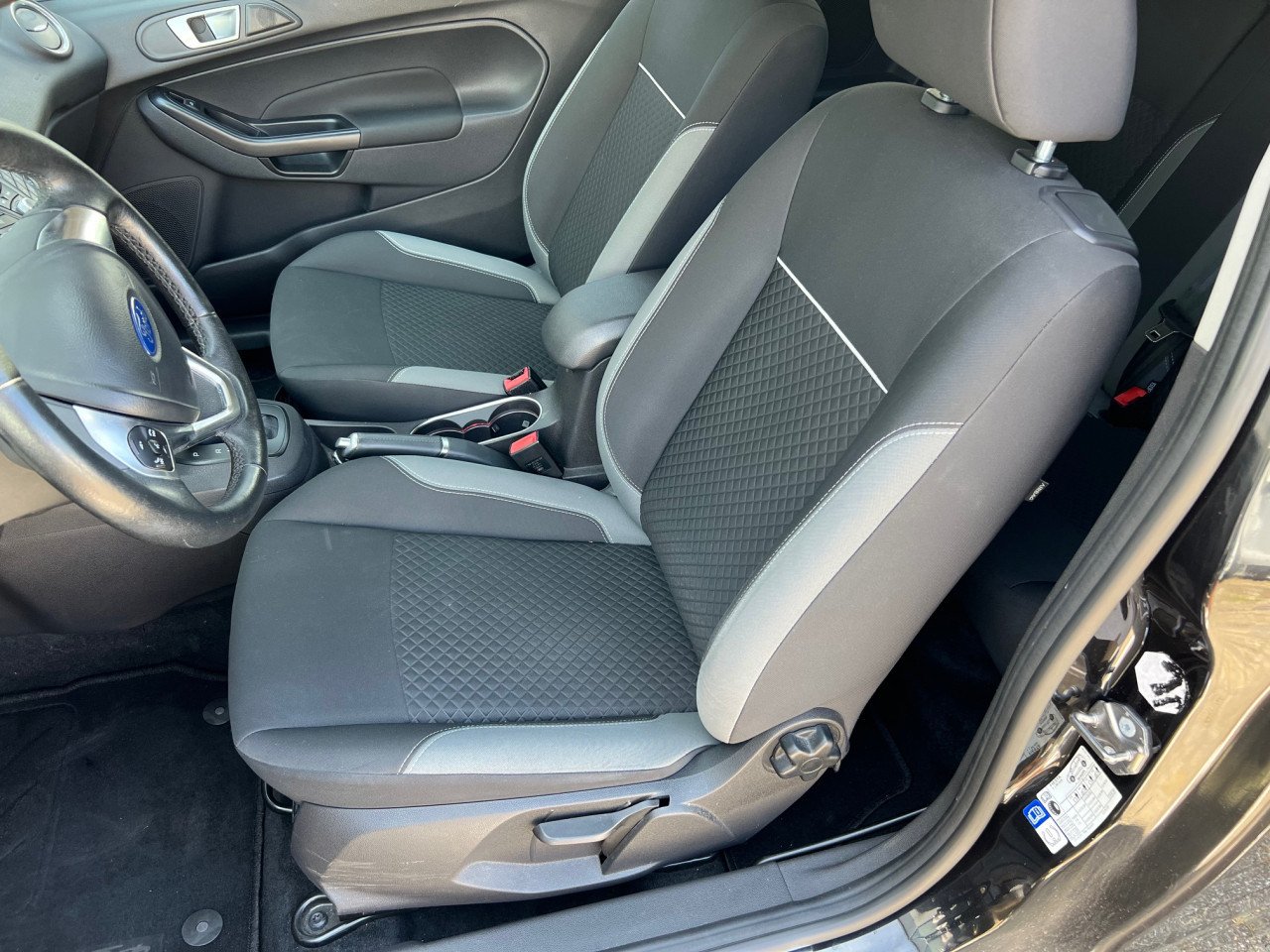 Zeer fraaie Ford Fiesta uit 2015 met 67.000 km Automaat!!