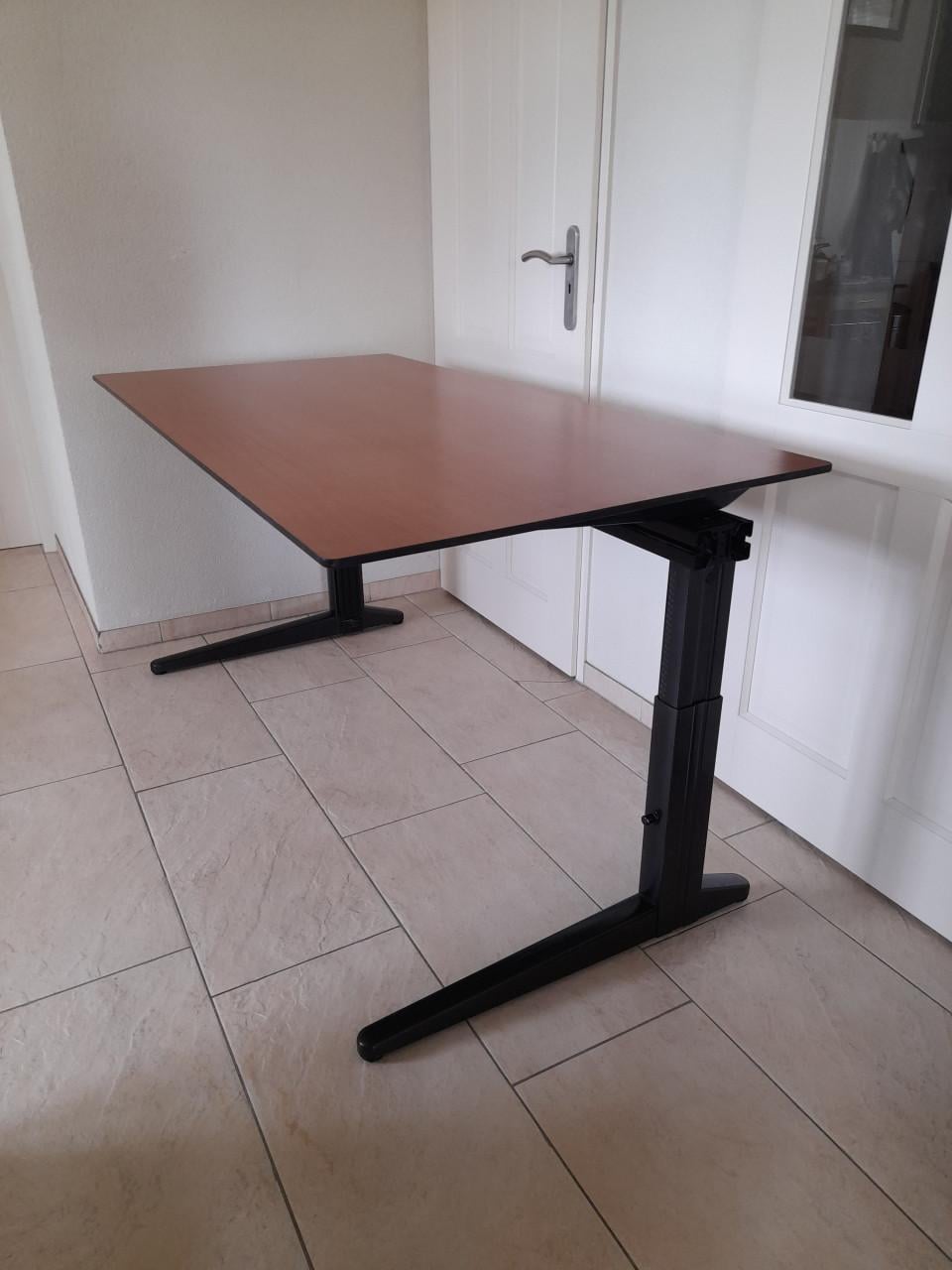 Professioneel Bureau 80 x 160 (in hoogte verstelbaar)in goede nette staat!